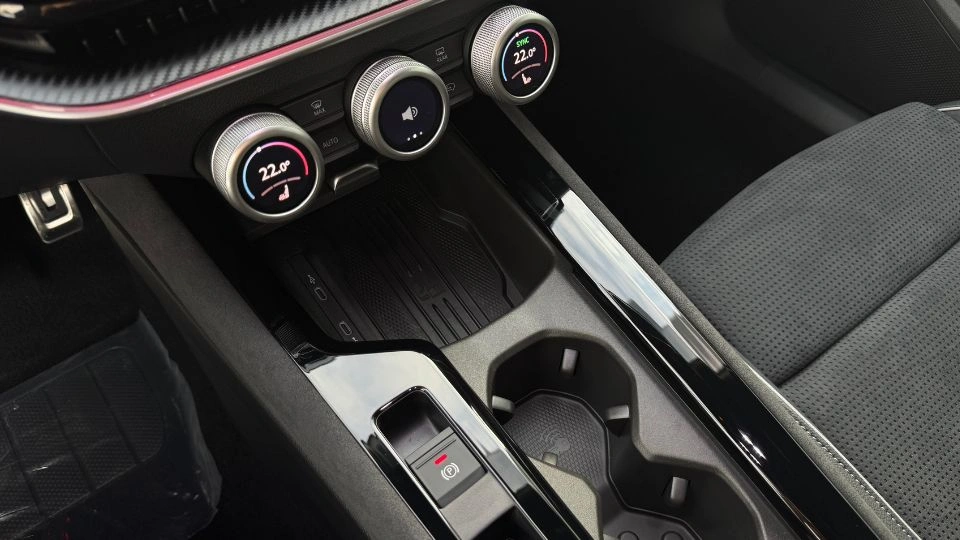 Фото автомобіля Škoda Superb Sportline 2025