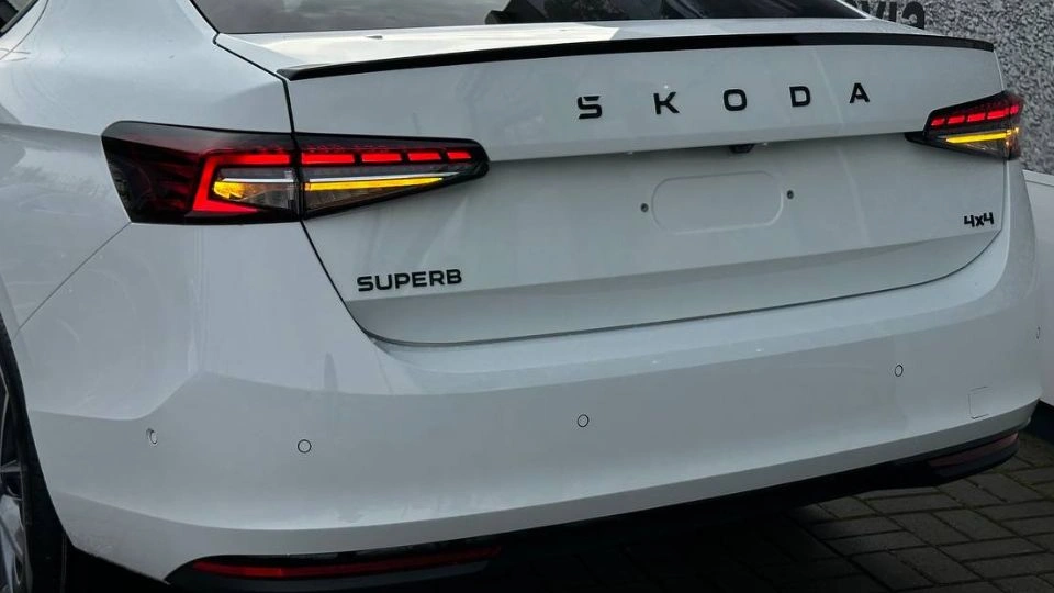 Фото автомобіля Škoda Superb Sportline 2025