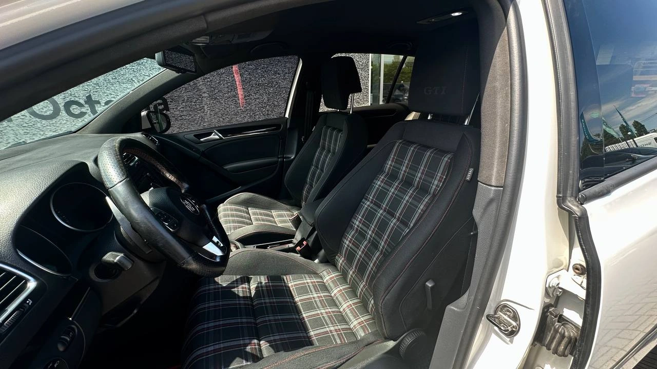 Фото автомобіля Volkswagen Golf GTI 2011