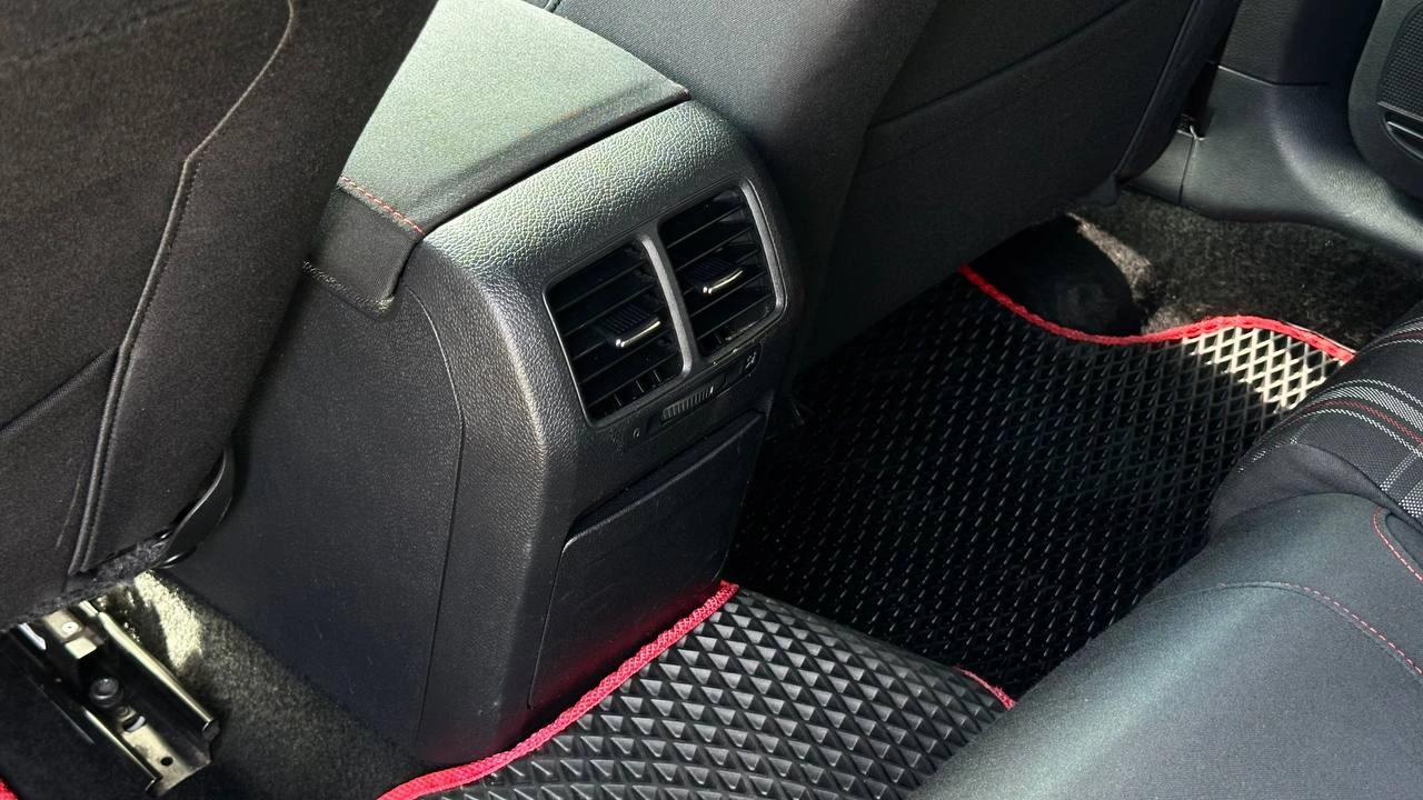 Фото автомобіля Volkswagen Golf GTI 2011
