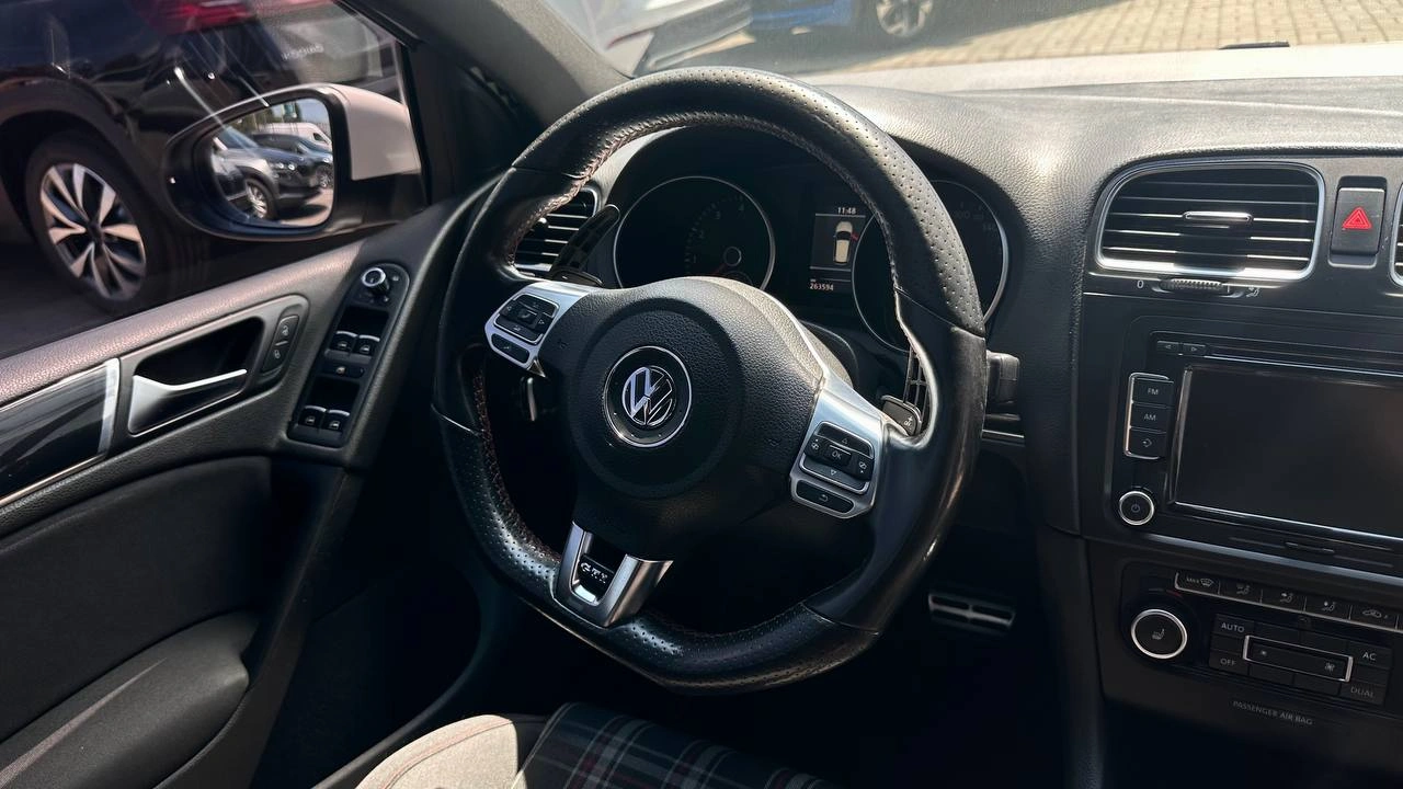 Фото автомобіля Volkswagen Golf GTI 2011