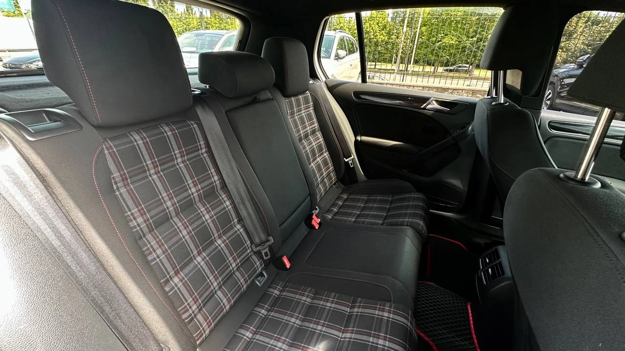 Фото автомобіля Volkswagen Golf GTI 2011